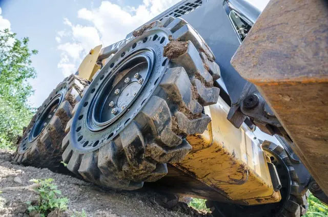 Skid steer tractor